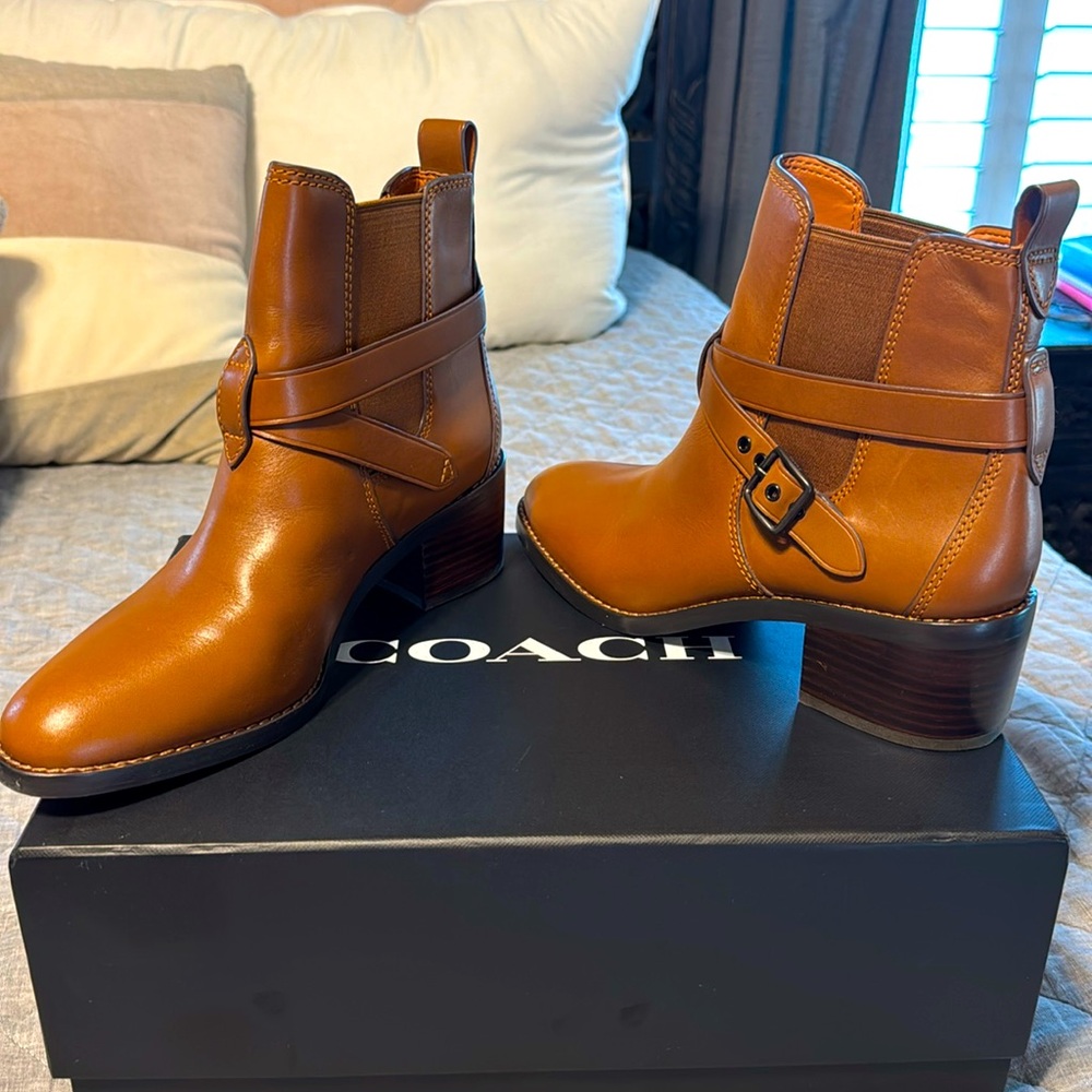 Coach size 9.5 Buckle Chelsea Boot in Dark Saddle.